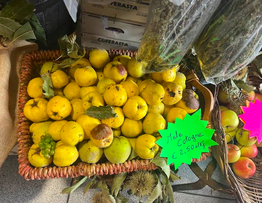 Da Luciana - mele locali nella salumeria annessa