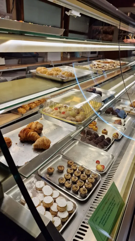 Dettaglio banco in allestimento Pasticceria Sirica