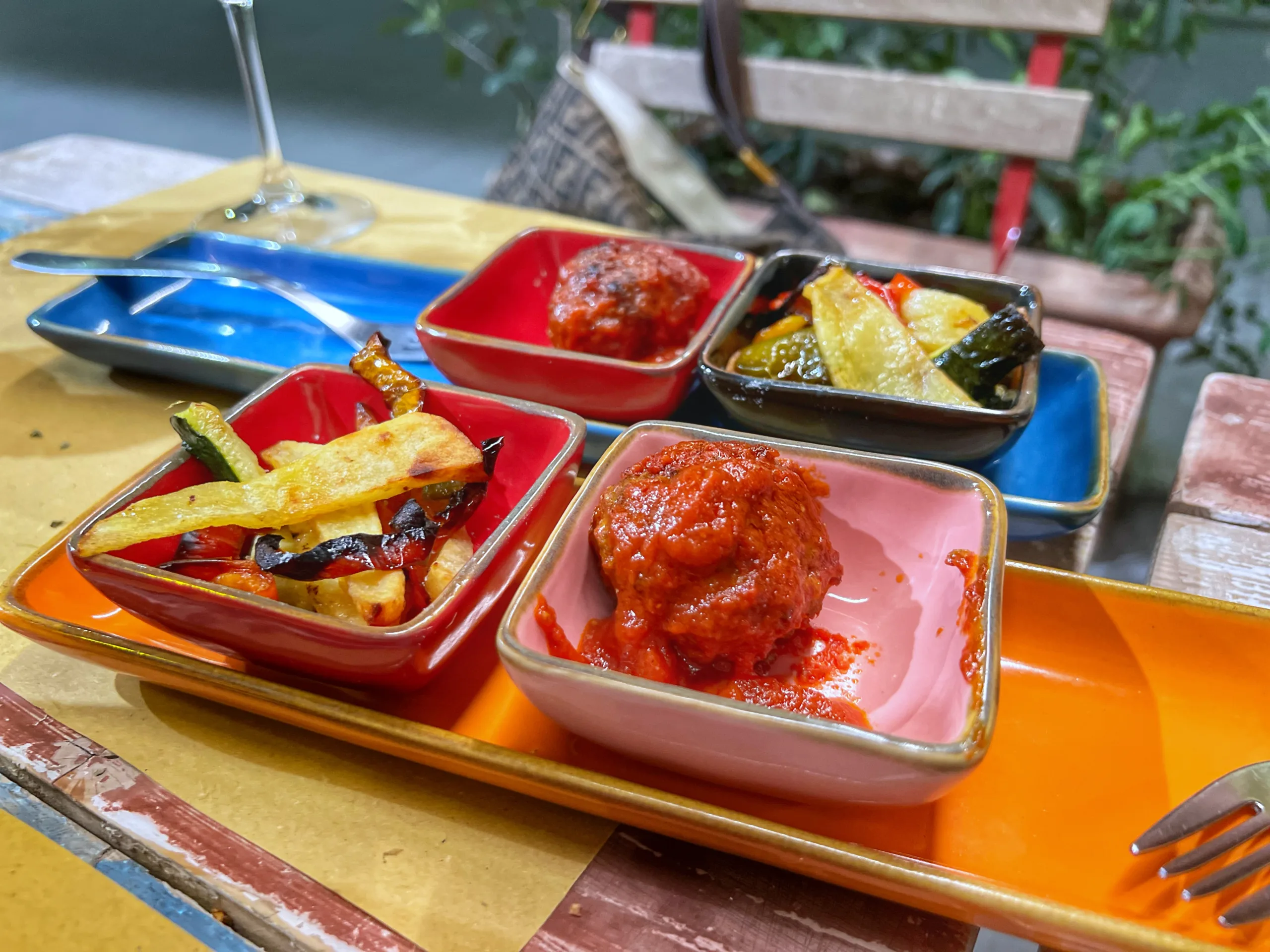 Diverse leccornie cilentane come polpette e ciambotta