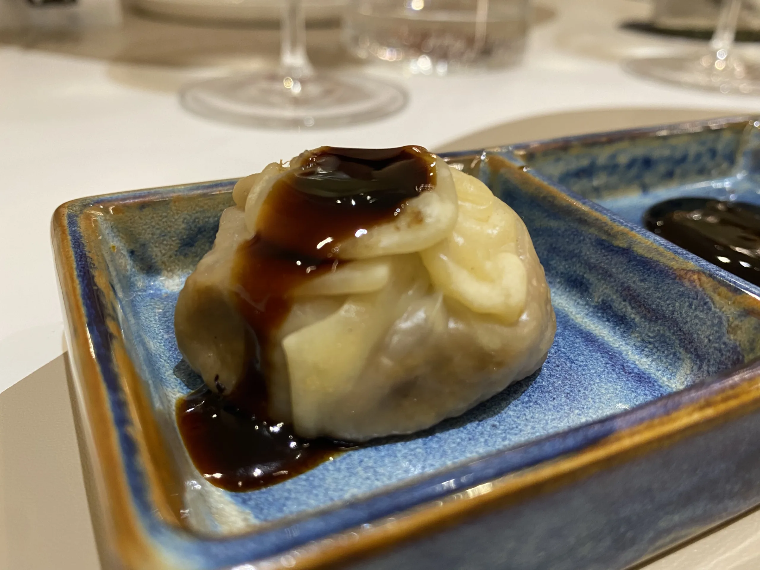 L-GYOZA-Raviolo-al-vapore-ripieno-di-genovese-e-salsa-teriyaki