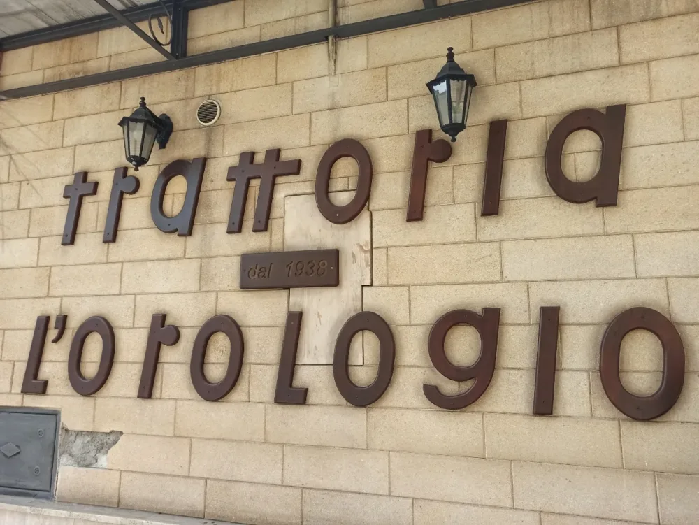 L'Orologio - L'insegna