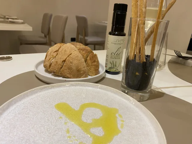 Pane-di-saragolla-grissini-e-crakers-stirati-a-mano-e-olio-extravergine