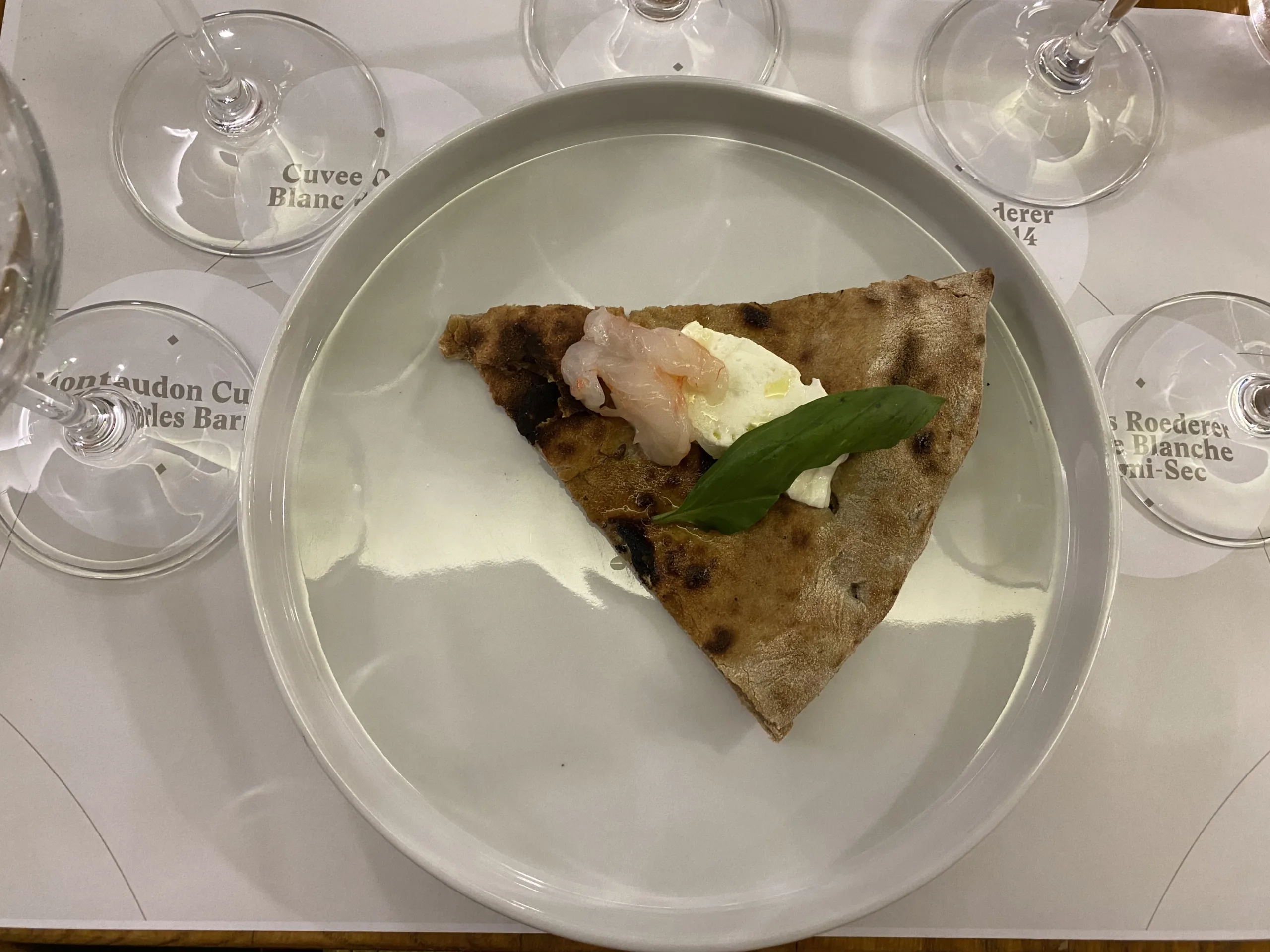 Pizza-impasto-7-cereali-mozzarella-di-bufala-campana-dop-gambero-rosso-di-Mazara-e-olio-Evo-con-gamberi-Ristirante-Il-Menalino