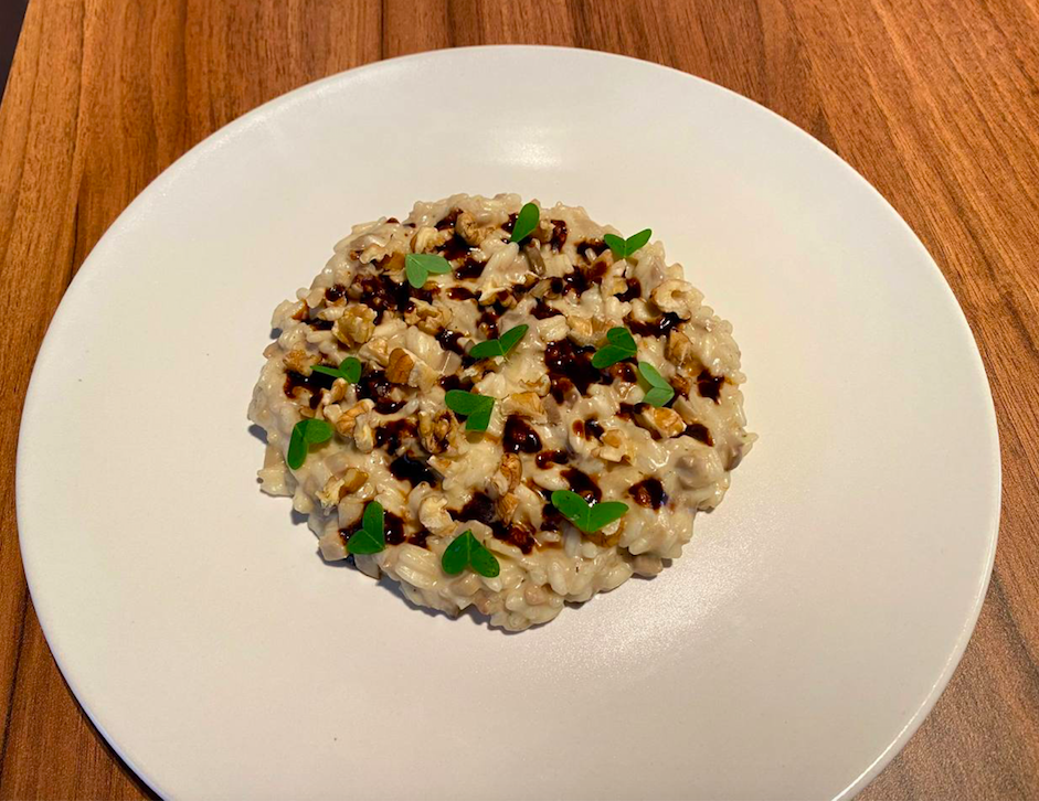 Risotto ai Porcini con provolone, noci e aglio nero