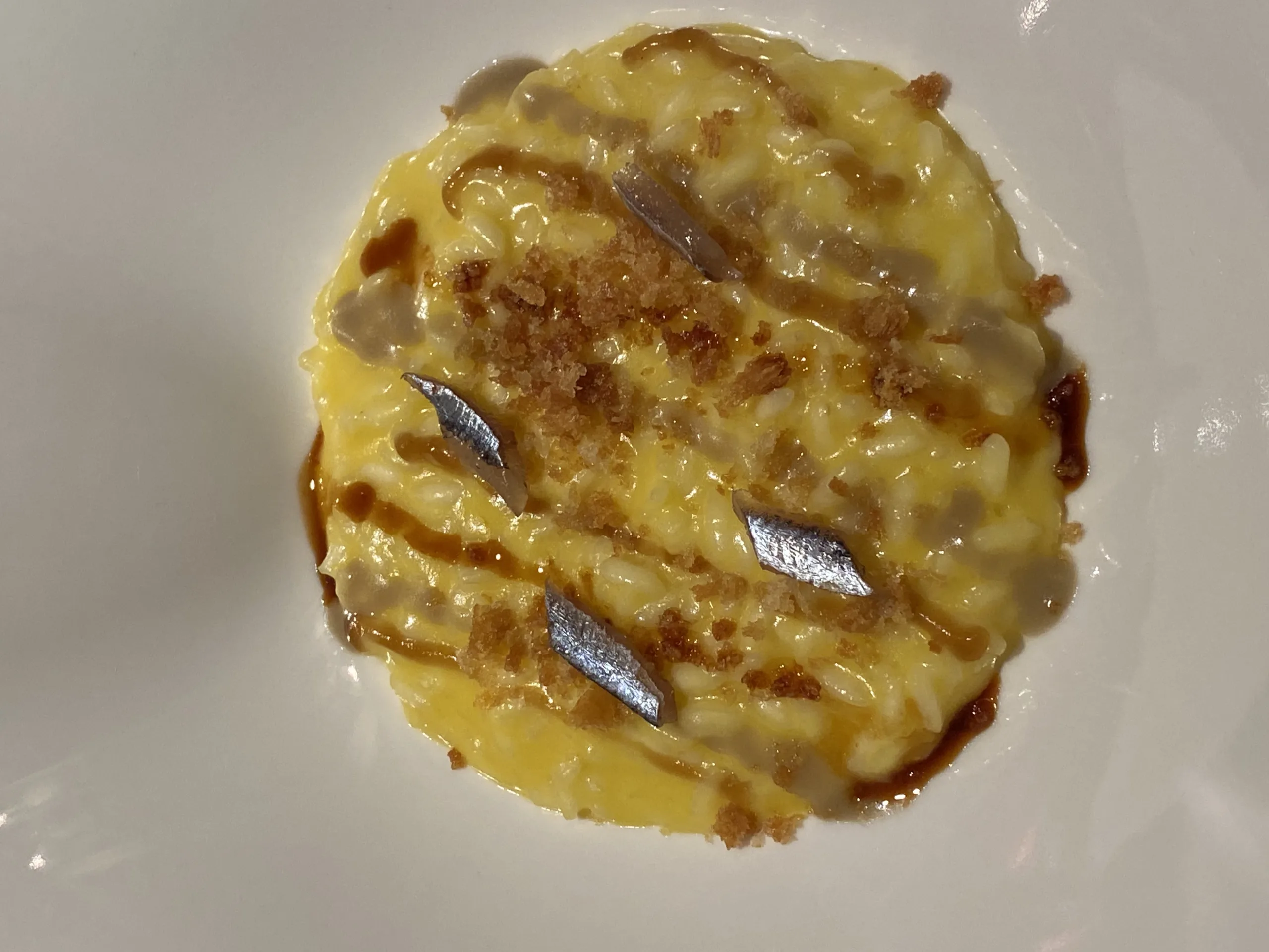 Risotto-mantecato-ai-peperoni-con-the-nero-affumicato-caramello-ai-peperoni-e-pane-croccante