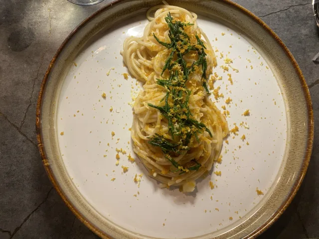 SPAGHETTO-BEURRE-NOISETTE-4.7-Bottarga-pregiata-di-muggine-limone-ed-asparagi-di-mare