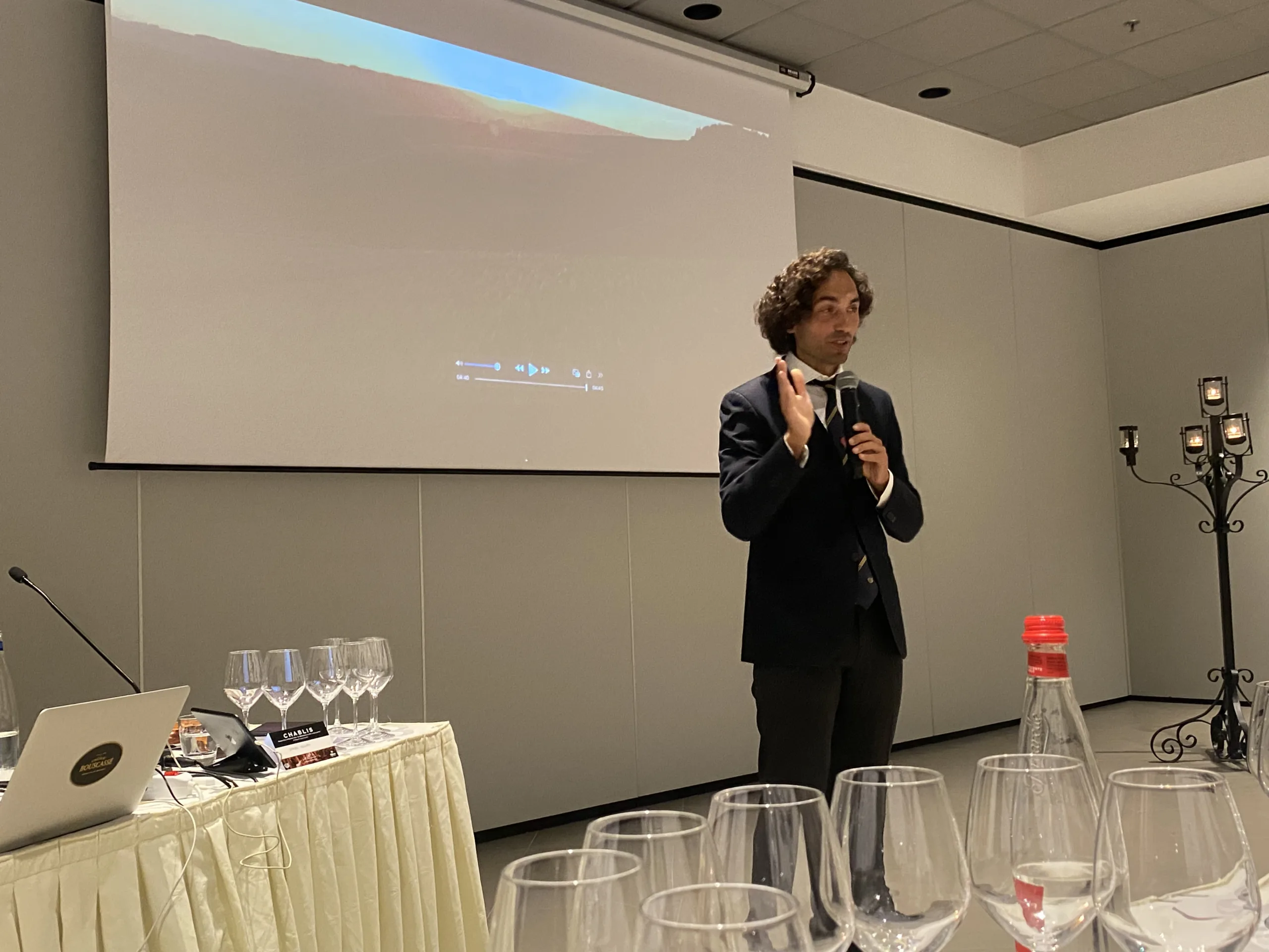 Seminario-Chablis-Emanuele-Izzo-Delegato-AIS-Penisola-Sorrentina-e-Capri