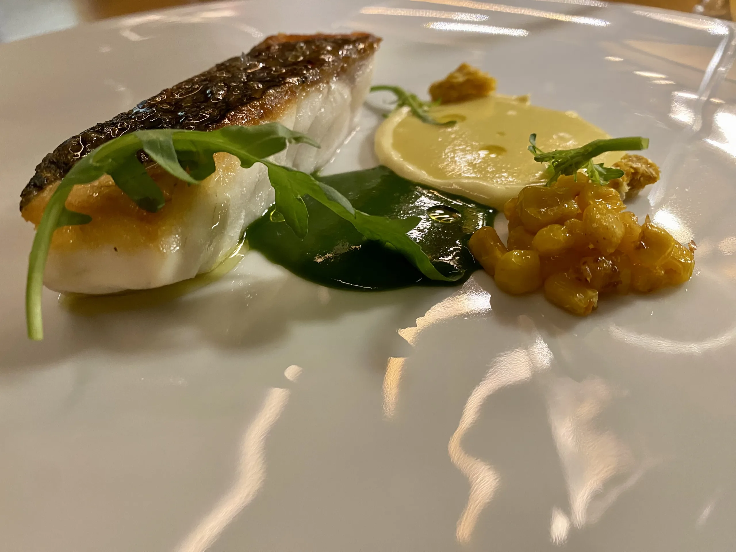 Spigola-con-beurre-blanc-al-mais-mayo-alla-brace-e-rucola-selvatica