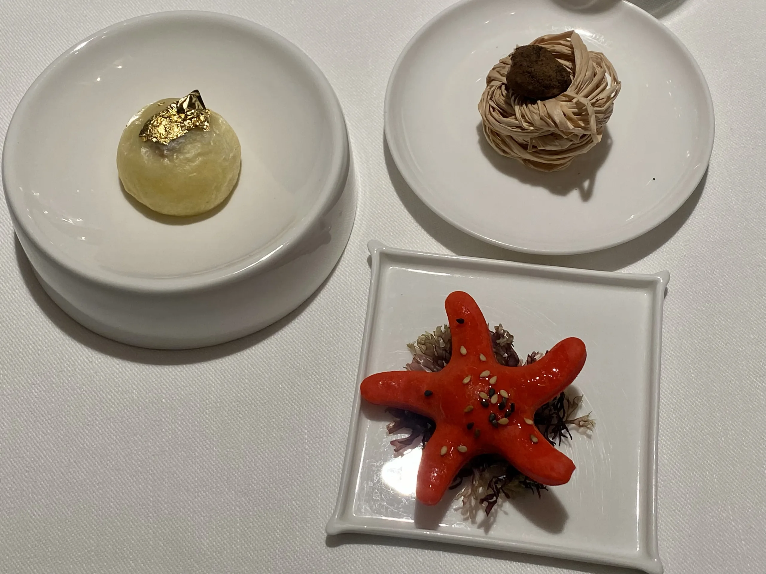 Stella-marina-di-pane-ripiena-di-granchio-reale-e-lime-brioscia-morbida-cotta-al-vapore-ripieno-di-cremoso-di-funghi-champignon-finto-tartufo-con-burro-di-cacao-tarufo-e-funghi