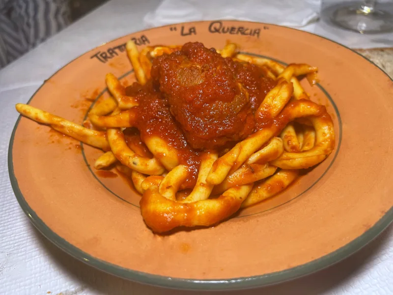 I fusilli con il ragù calabrese - La Quercia San Nicola Arcella