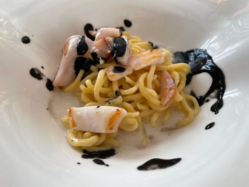 Antichi Sapori, spaghetti alla chitarra con crema di castagne e seppioline col loro nero