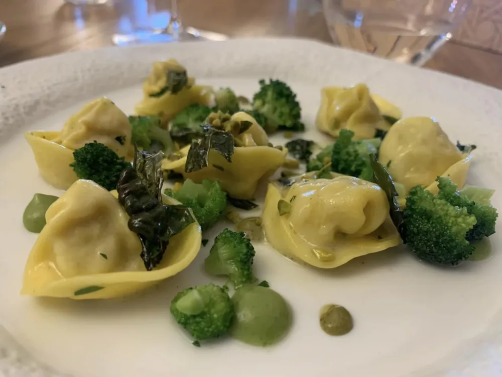 Ca' Matilde, cappellacci ripieni di ombrina con broccoletti, pistacchio e cavolo nero