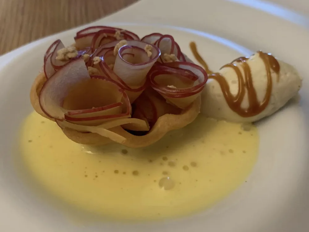 Ca' Matilde, tarte tatin di mele con zabaione e cremoso al cioccolato bianco e fava tonka