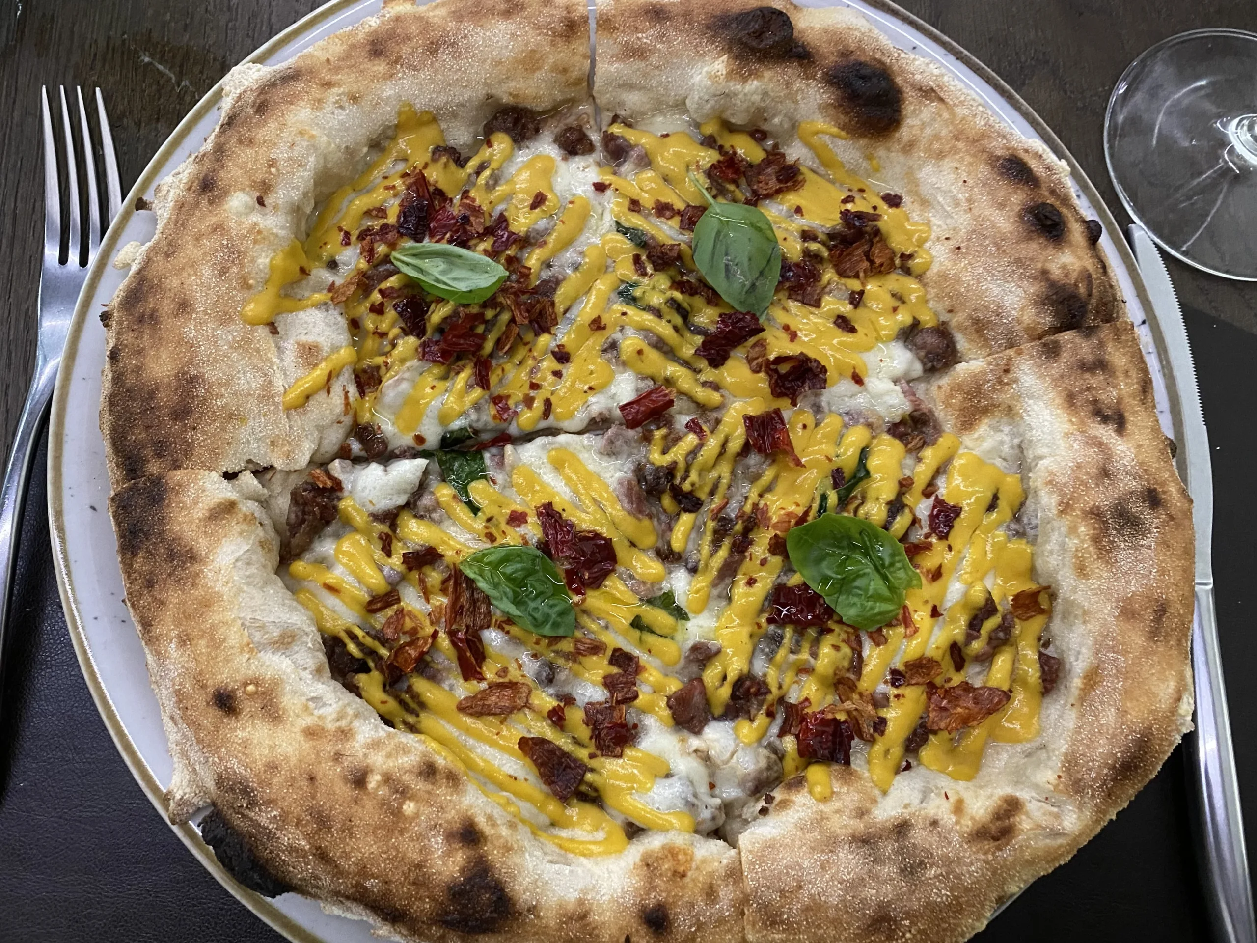 ABBASTANZA-CRUSCO.-Provola-affumicata-in-acqua-salsiccia-fresca-salsa-di-peperoni-peperone-crusco-basilico-e-olio-evo