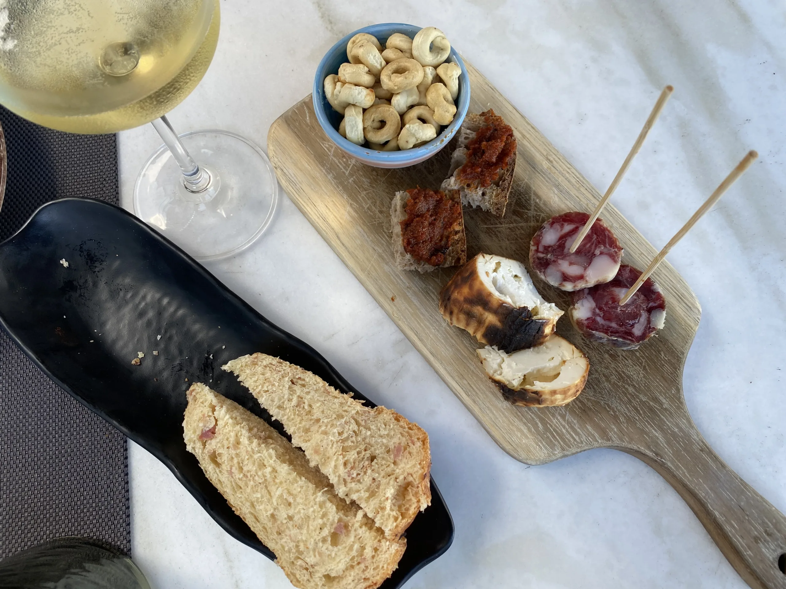 Aperitivo-salumi-formaggi-taralli-e-pane