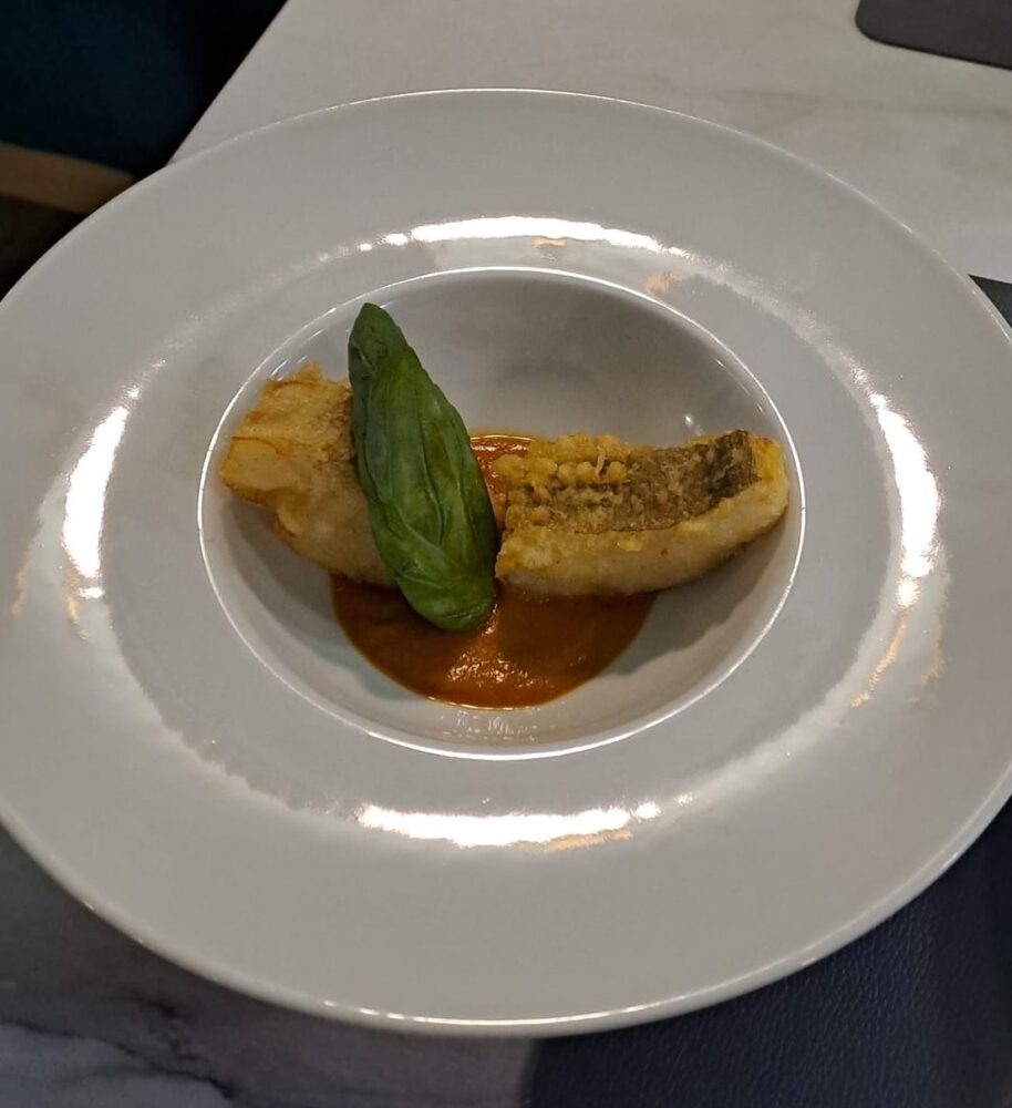 Baccalà in tempura su pesto di peperoni e capperi