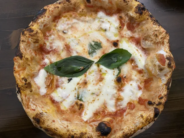 Basilico-Pizzeria-Napoletana-pizza-Margherita-