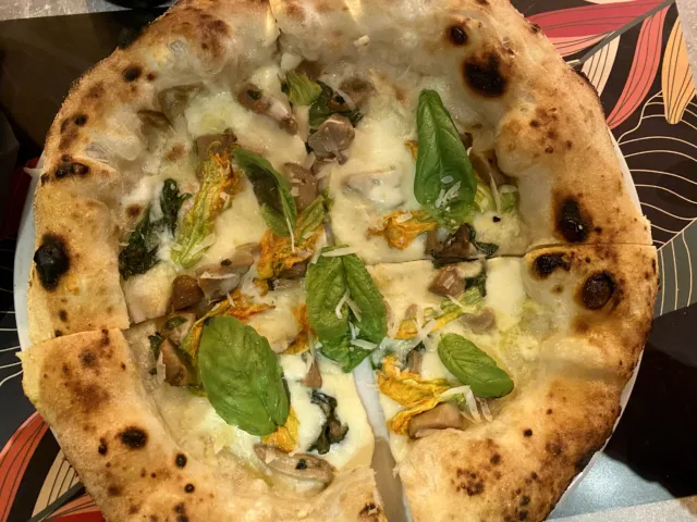 CACIATA-3.0-0-E-8.50-mozzarella-di-Agerola-c-aciocavallo-fior-di-zucca-funghi-porcini