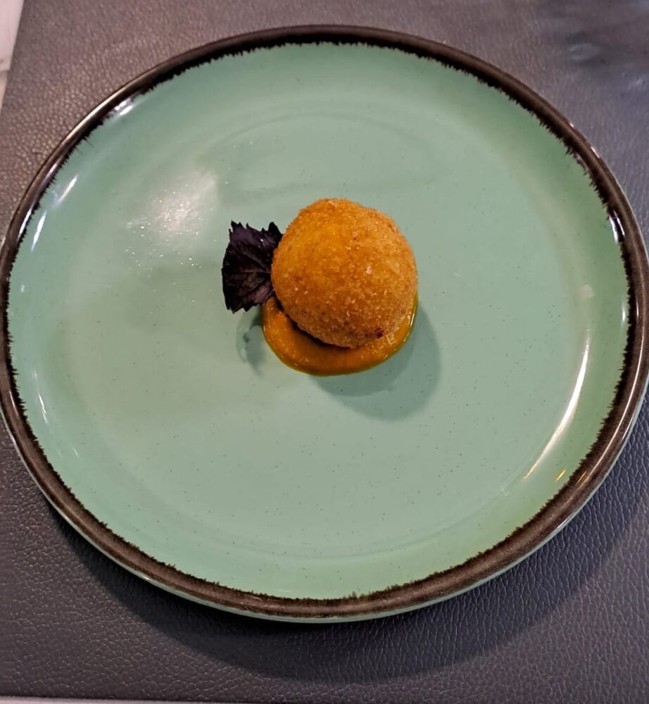 Entrée - crocchetta di patate e polpo su purea di carote