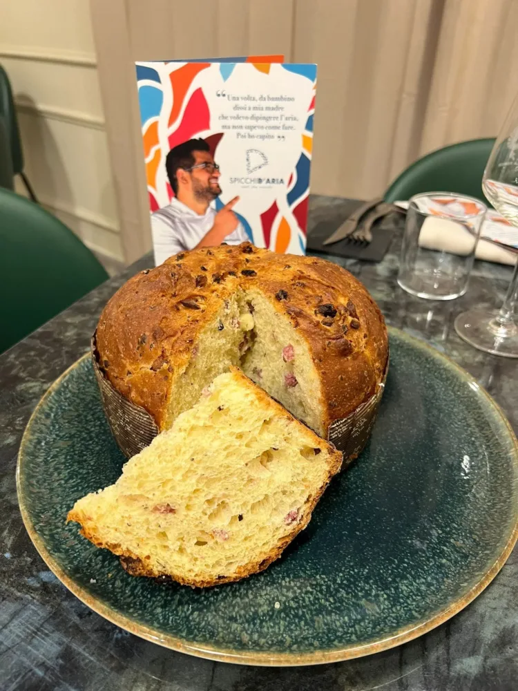 Panettone salato con fetta