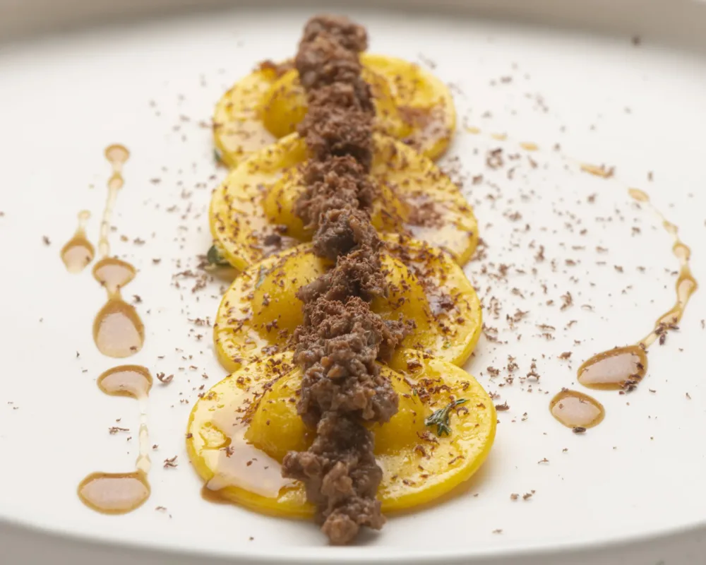 L’Erba del Re - Raviolo Crema Parmigiano-Ragout Cinghiale - Cioccolato Fondente ph©Rolando Paolo Guerzoni