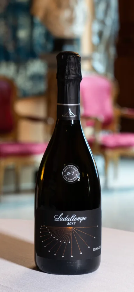 L'elegante bottiglia di Ladaltempo 2017 porta in etichetta una meridiana a ricordo delle tante sparse sul territorio di Valdobbiadene