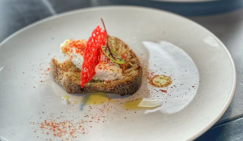 Pane all’Alga spirulina con osmosi d’acqua di pomodoro San Marzano DOP di Cristian Oliviero