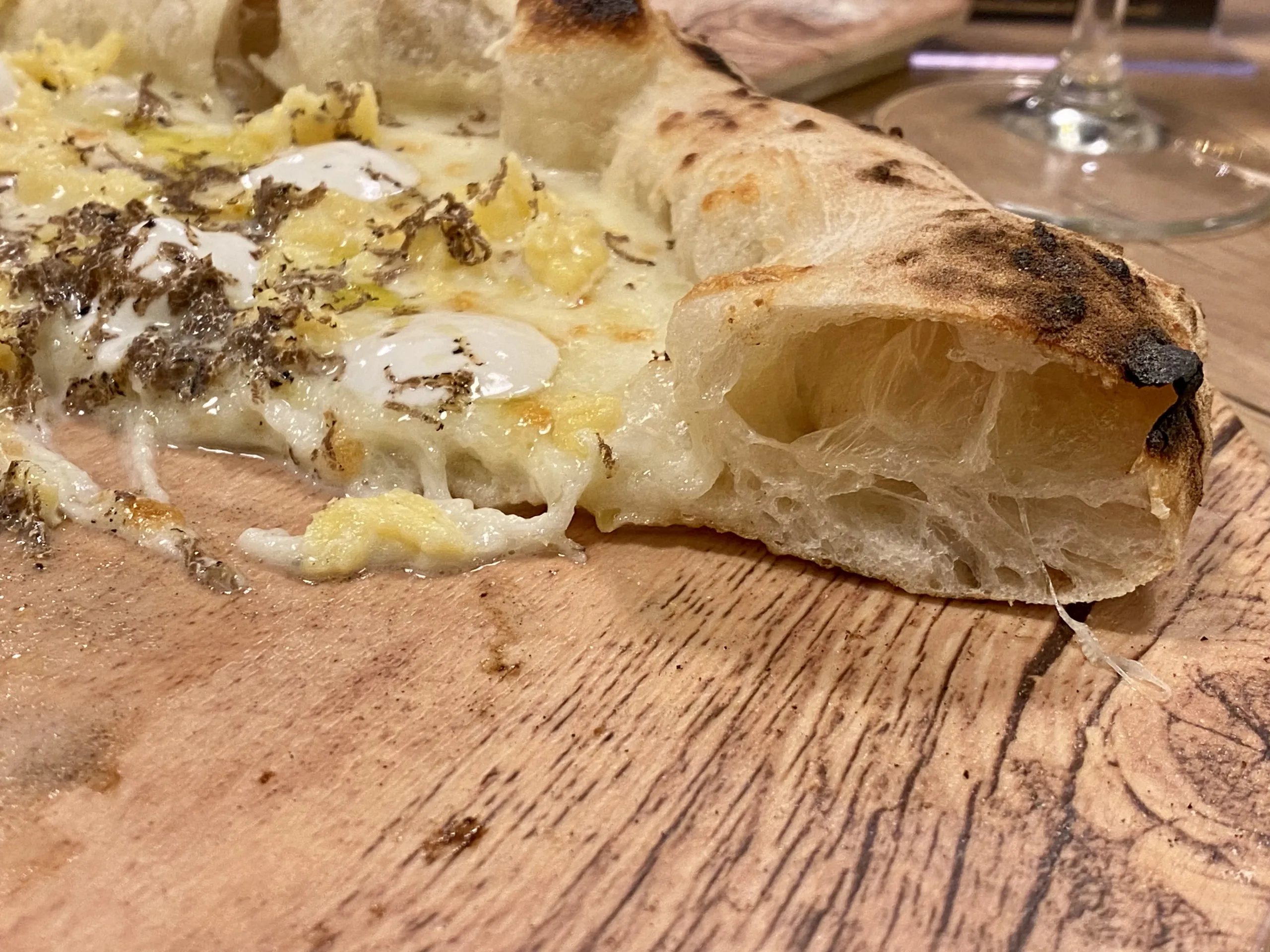 Quinta-Essenza-Pizzeria-dettaglio-del-cornicione