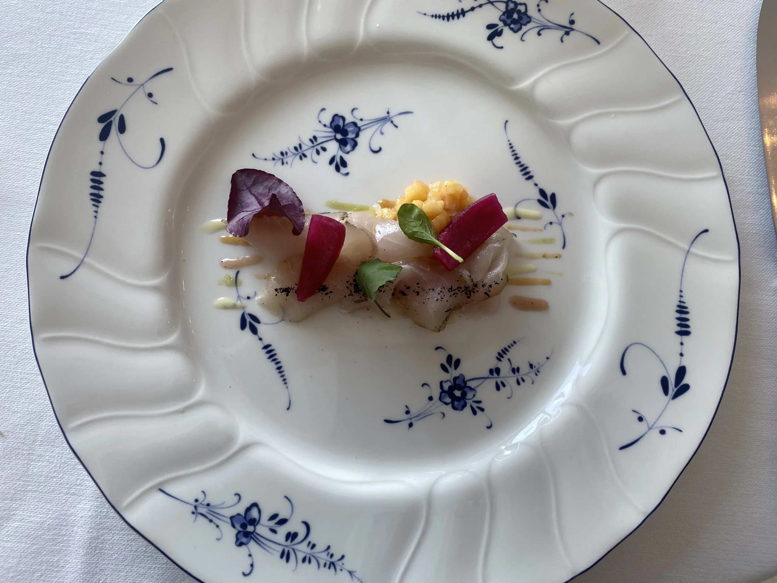 Ricciola-marinato-con-erbe-mediterranee-pesca-cipolla-portulaca-basilico