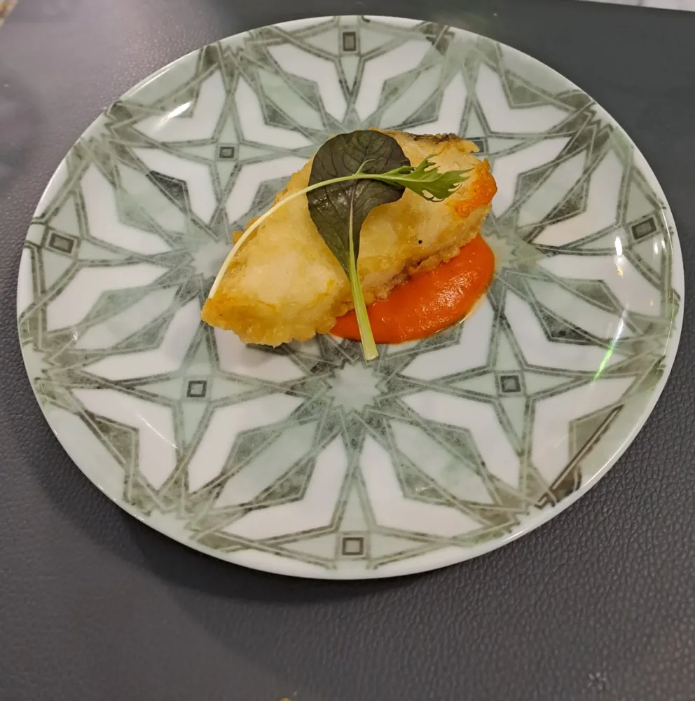 Roan, baccalà in tempura su crema di papaccelle
