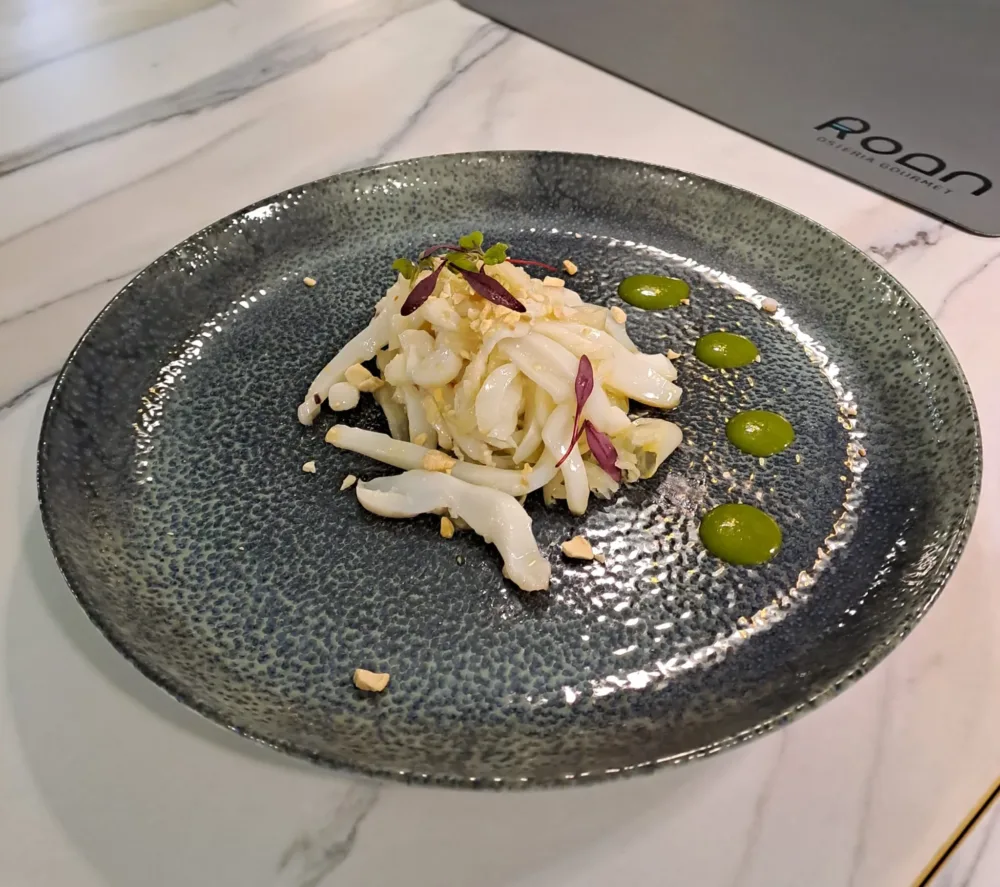 Roan, julienne di seppia con mandorle e finocchi