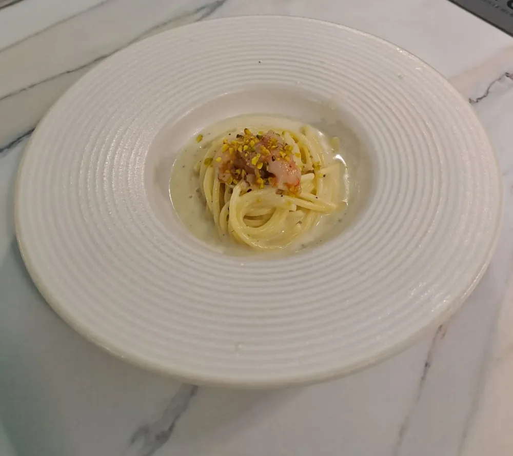 Roan, spaghettone cacio e pepe, con tartare di gambero rosso e granella di pistacchio
