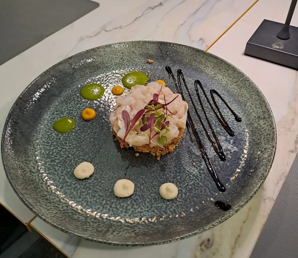 Roan, tartare di spigola su croccante di tarallo napoletano