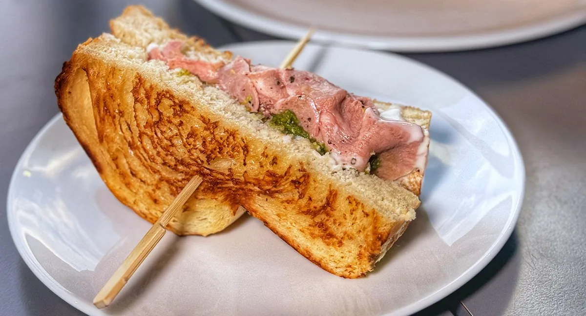 Una lingua nel cassetto di Simone Saraceni