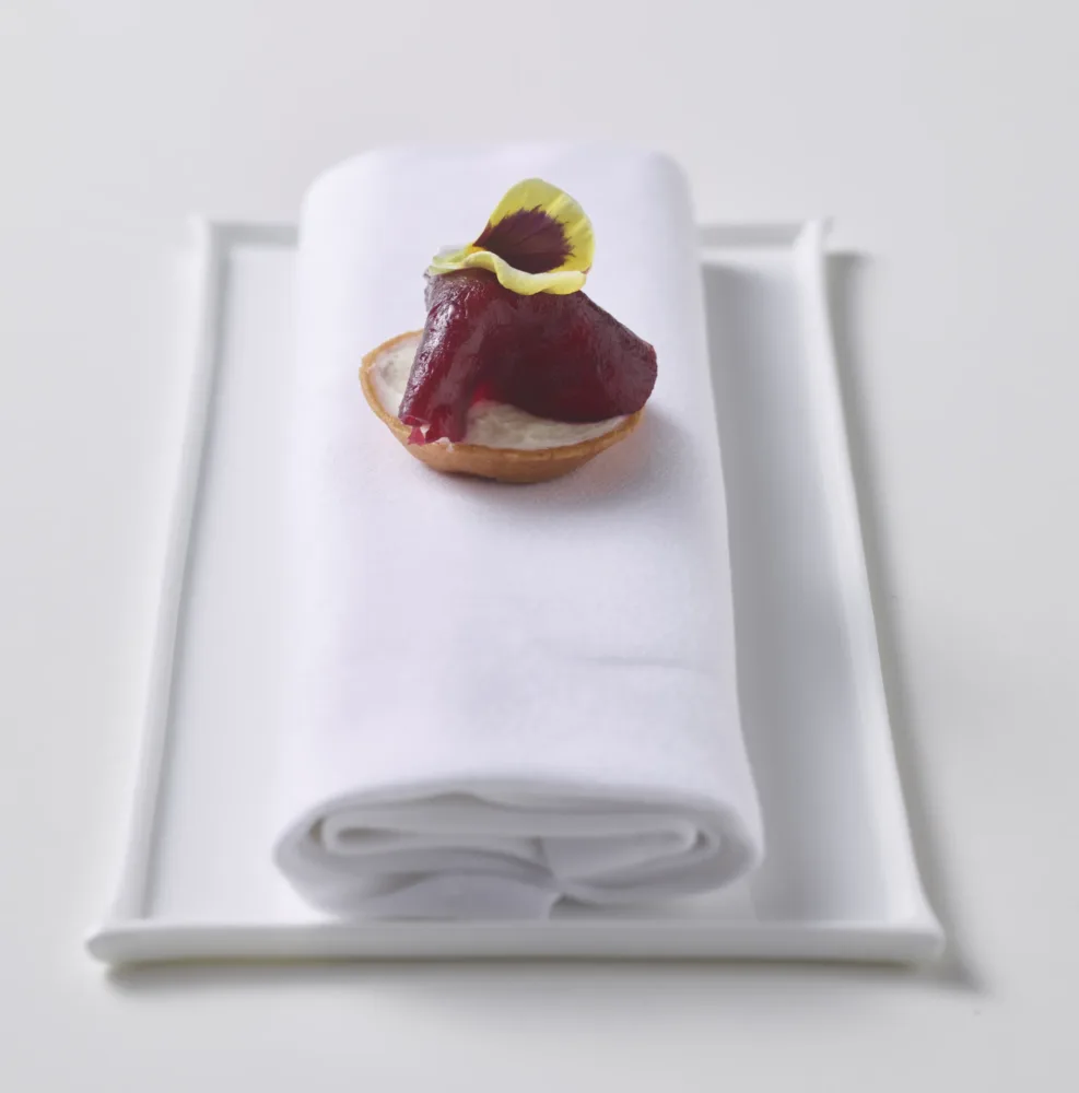 Stuzzichino - tartelletta di mais gel di scalogno caprino e barbabietola affumicata