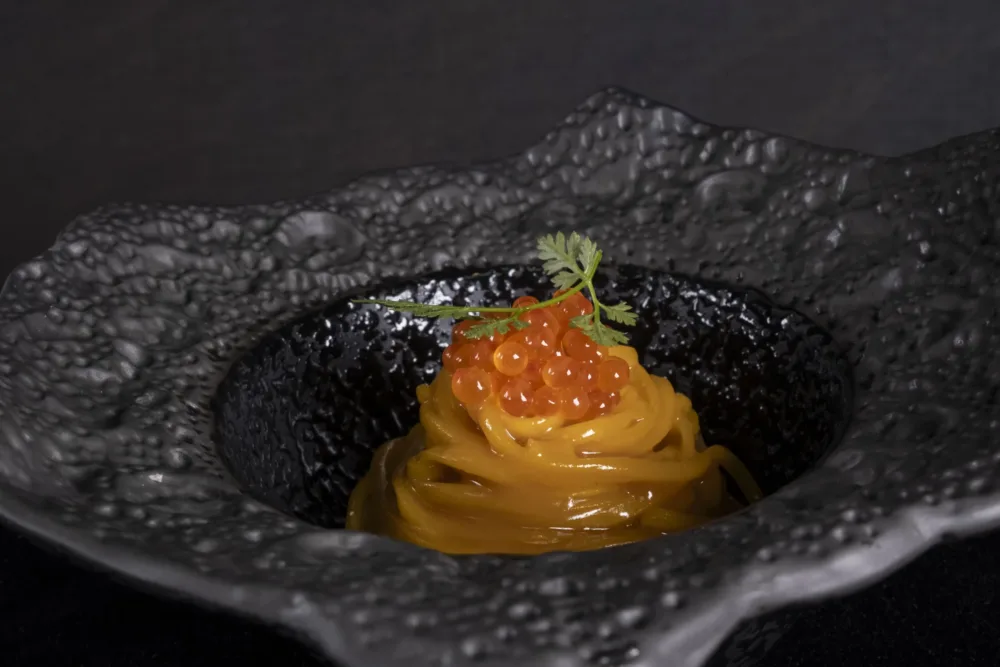 Tagliolini cotti in brodo di trota affumicata, cipolla, uova di trota e cerfoglio