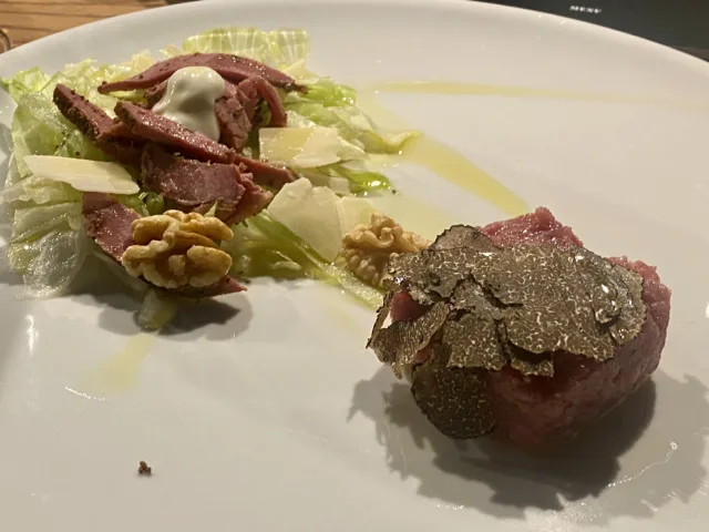 Tartare-di-Fassona-con-tartufo-nero-Caesar-salad-di-Pastram