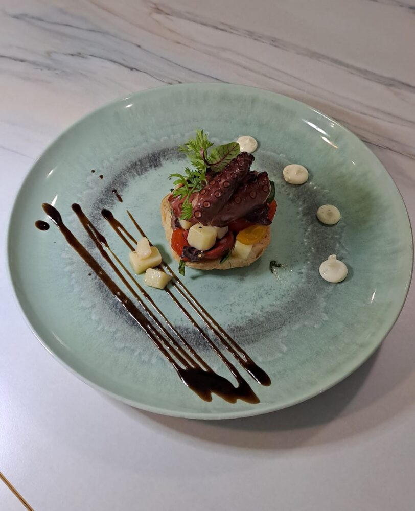 Tentacolo di polpo scottato su fresella napoletana