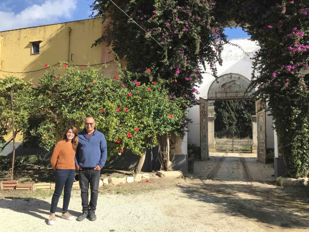 Vincenzo Adamo con la moglie Liliana all'interno del Baglio, davanti la porta d'ingresso