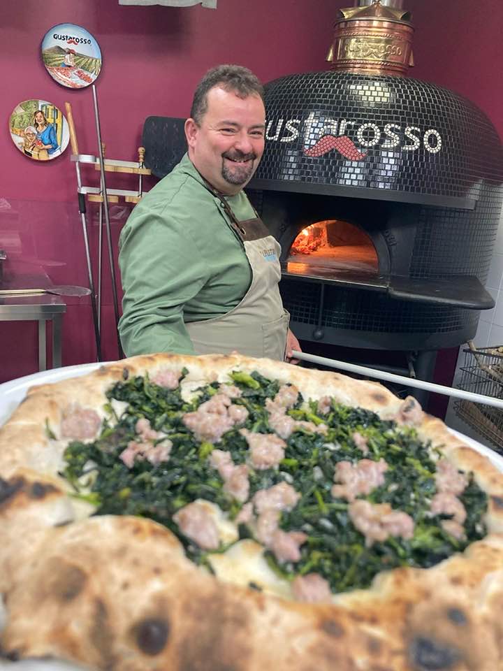 la pizza broccoli e salsiccia