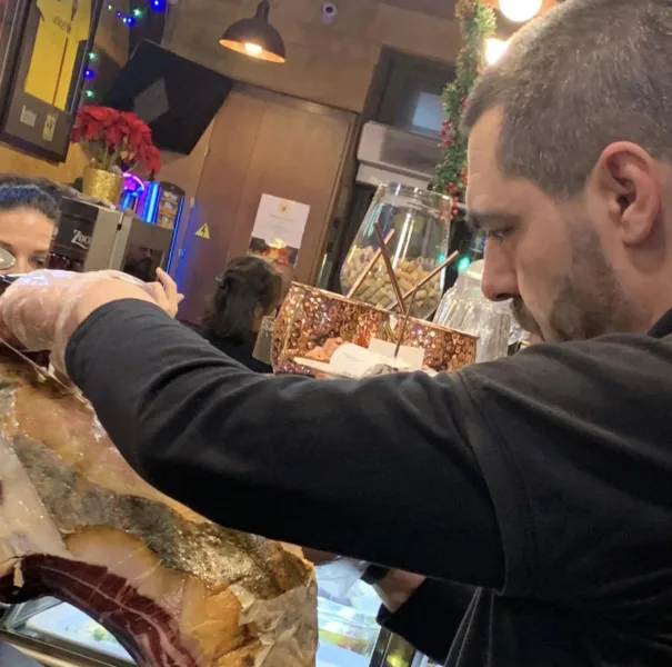 Bodega Joan, il taglio del prosciutto