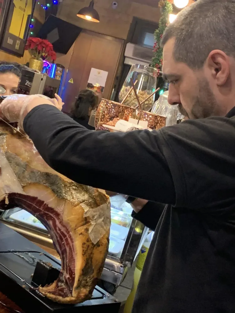 Bodega Joan, il taglio del prosciutto