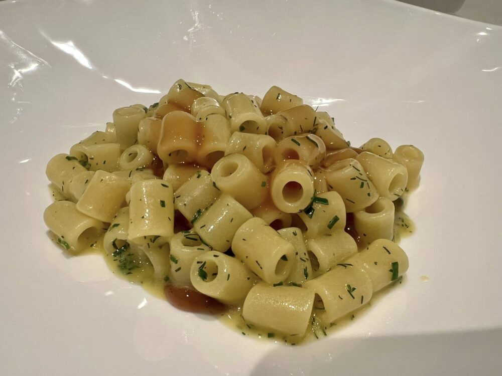 George Restaurant - Tubetti cotti in estrazione di zafferano, gel acidulo al tempranillo, alga nori e zuppa di pesci di scoglio