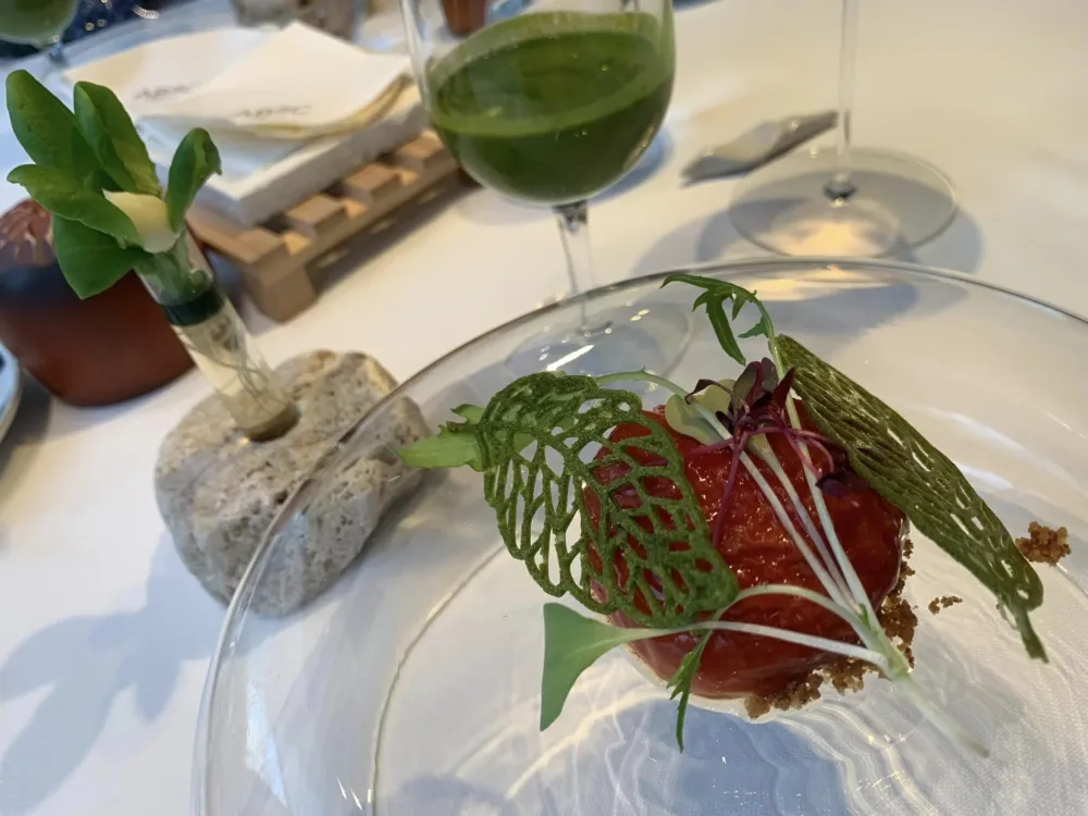 ABaC Restaurant, pomodoro essiccato con brodo di erbe e gazpacho di caprese