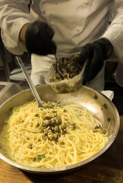 Spaghettone con midollo, sconcigli e limone di mare di Lino Scarallo
