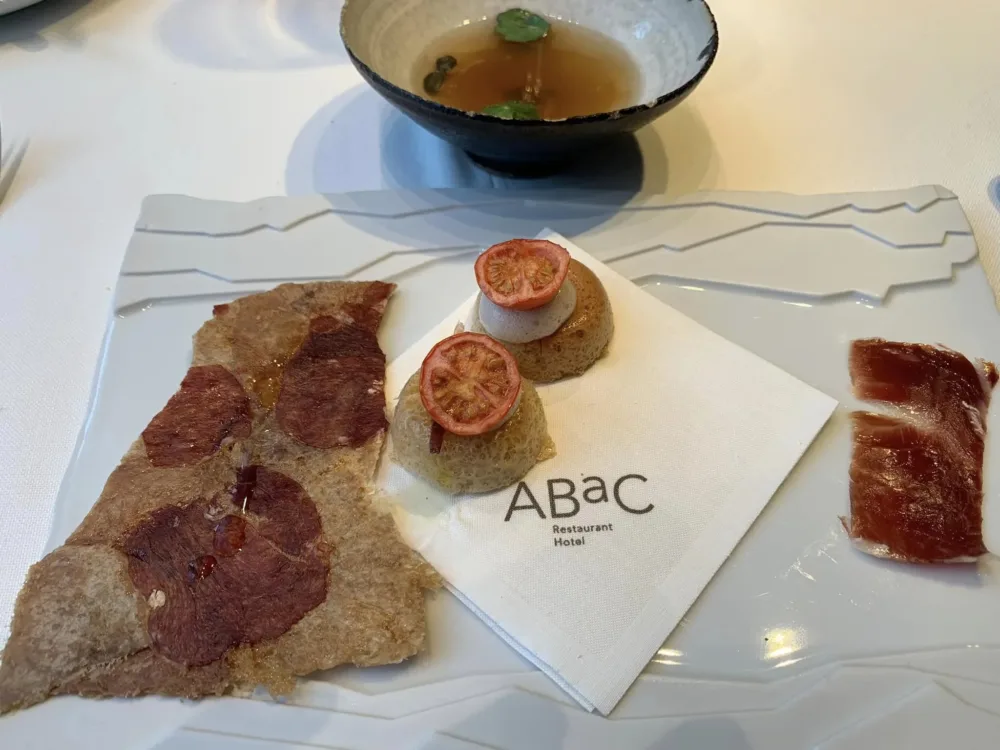 ABaC Restaurant, la trinità iberica - pane, pomodoro, prosciutto, con brodo di prosciutto