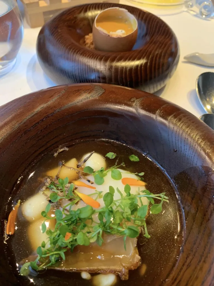 ABaC Restaurant, uovo affumicato con chicken soup in stile thai