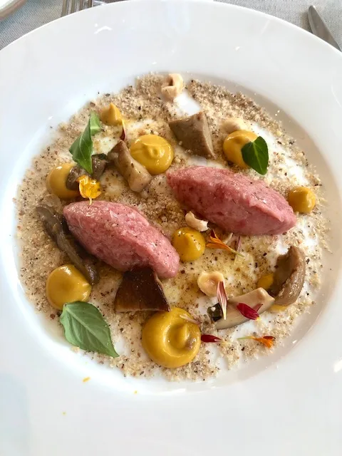 Battuta di manzo al coltello con farina di nocciole bagnetto piemontese e porcini