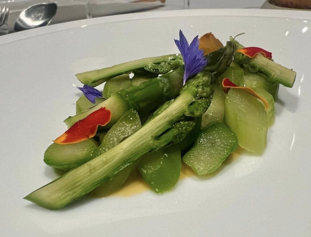 George Restaurant - Asparago verde marinato con caramello di passion frit, salsa a base di latte di cocco e curry verde