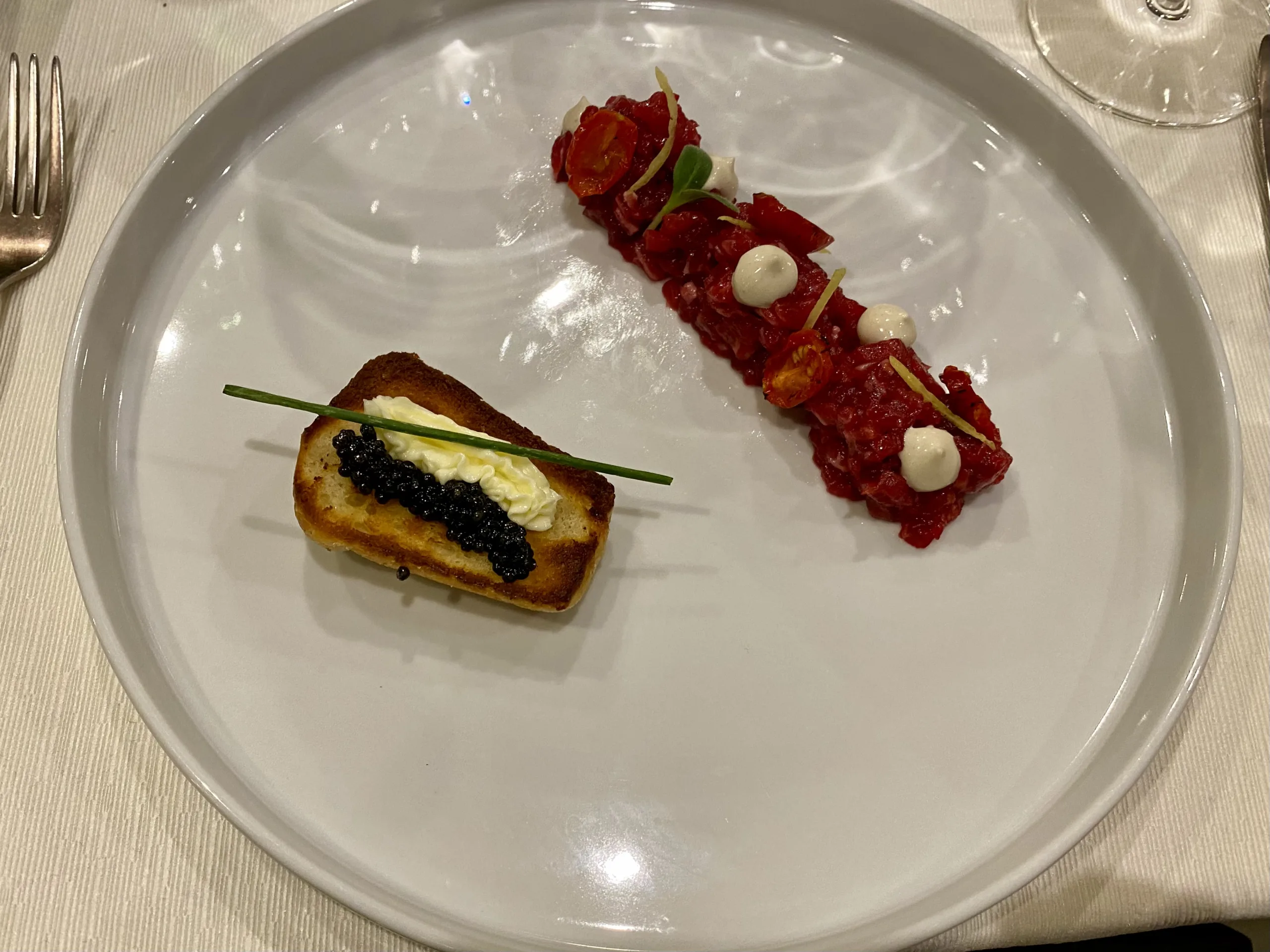 Baba-salato-burro-di-normandia-e-caviale-selezione-Caviar-Battuto-di-manzetta-dei-laghi-acciughe-limone-e-pomodorino-confit-Scelto-Caserta